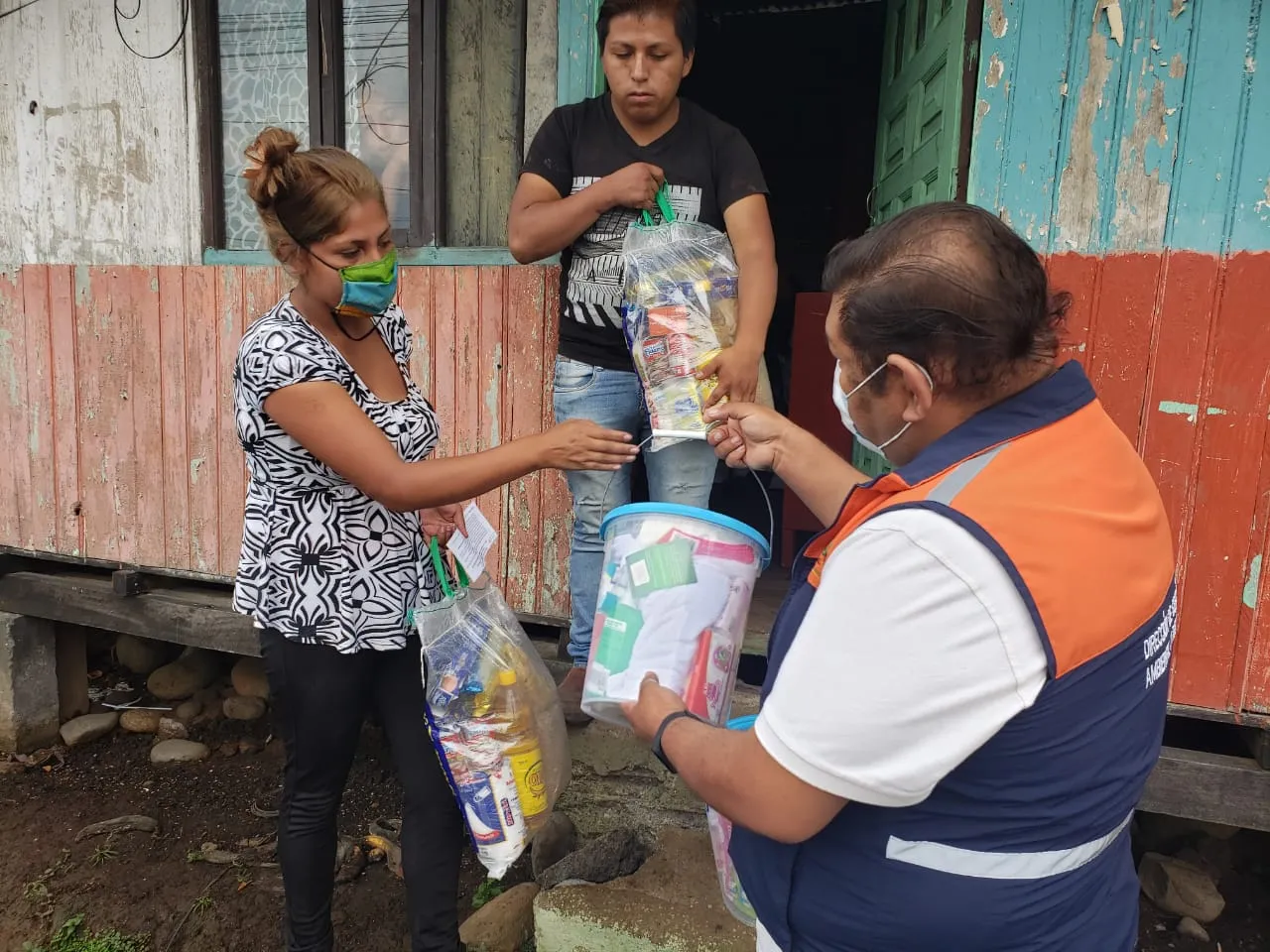 Lee más sobre el artículo Familias de casas afectadas por vientos en Puyo, recibieron ayuda humanitaria.