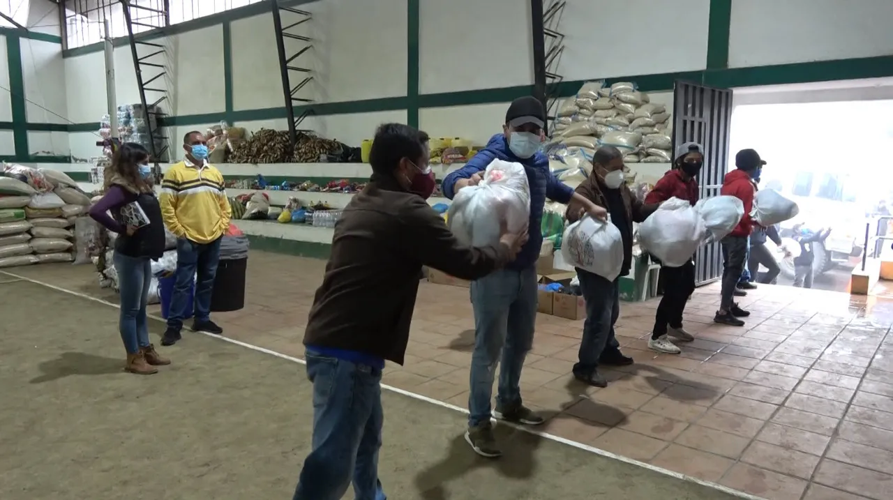 Lee más sobre el artículo MIES ENTREGA AYUDA HUMANITARIA Y BRINDA ATENCIÓN A FAMILIAS AFECTADAS POR EL DESLIZAMIENTO DE TIERRA EN CHUNCHI.