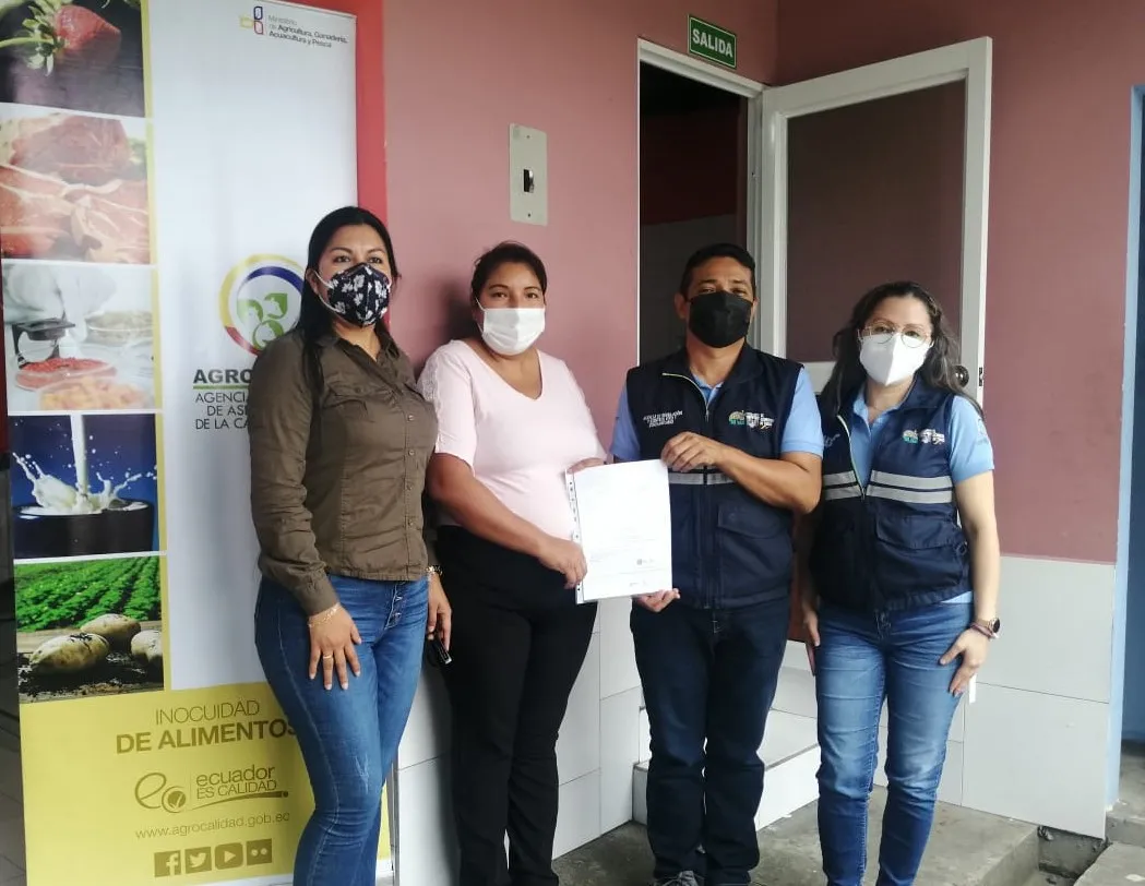 Lee más sobre el artículo Entregan certificado MABIO a la planta de faenamiento artesanal “Rey del Gallinero”.