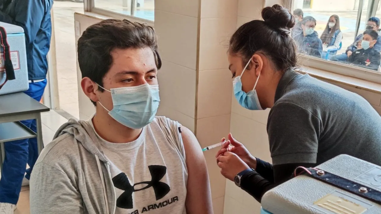 Lee más sobre el artículo Estudiantes de Bachillerato de la Zona 3 son parte del Plan de Vacunación 9/100.
