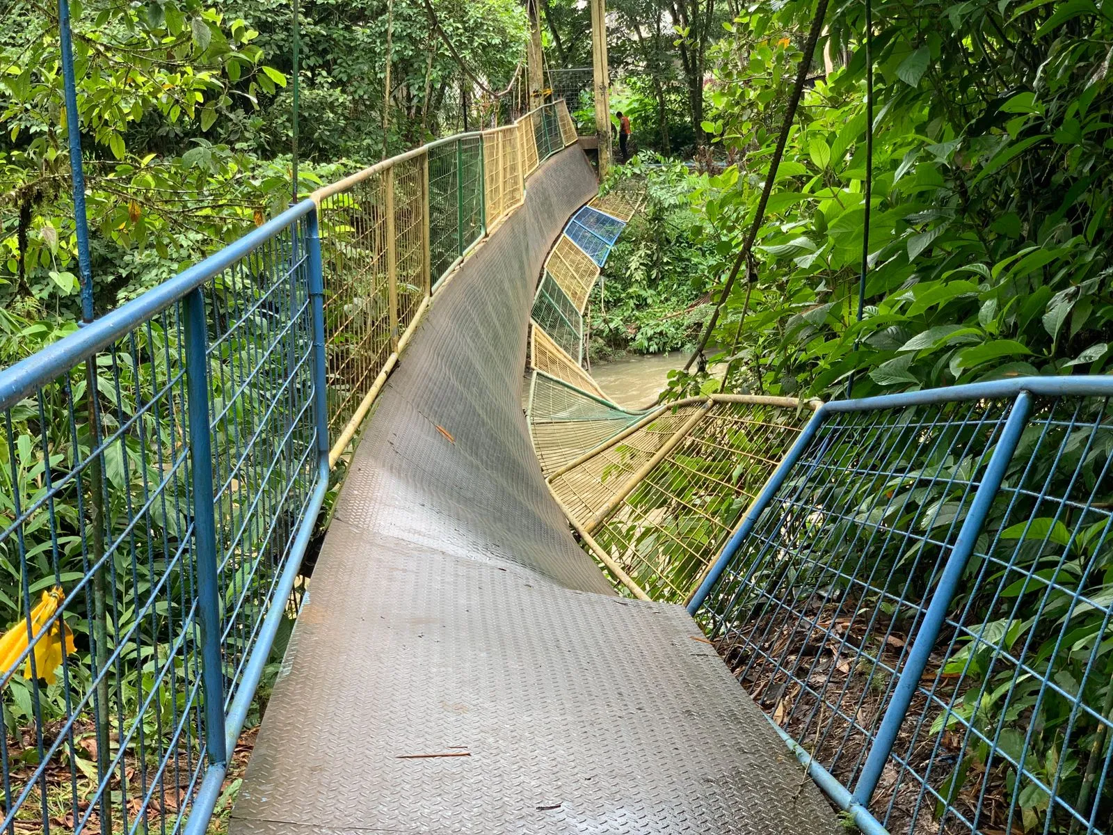 Lee más sobre el artículo Ocho heridos por la caída de un puente peatonal en el Obrero.