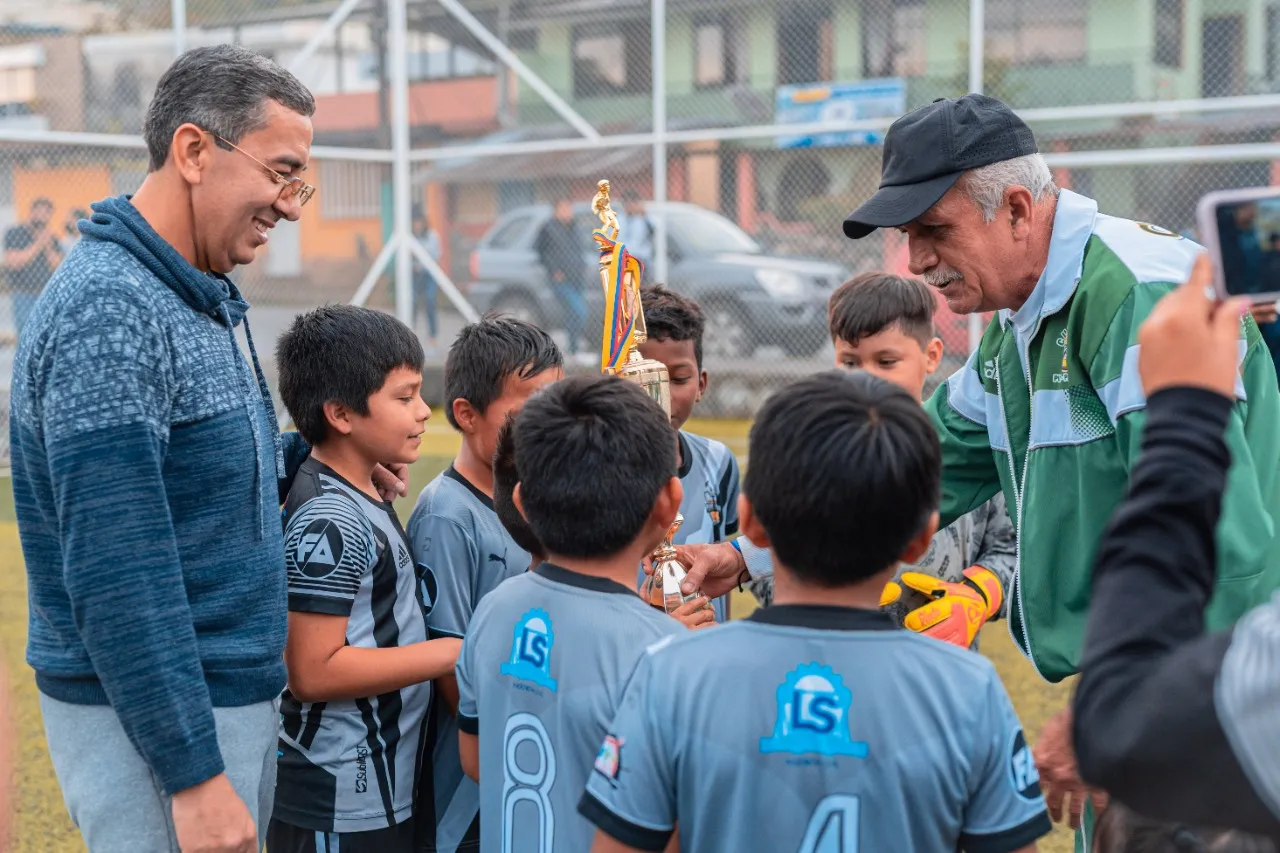 Lee más sobre el artículo Barrio Miraflores recibió cancha sintética completamente mejorada.