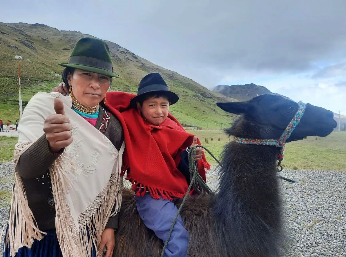 Lee más sobre el artículo Niño en Ecuador va a clases montado en una llama.