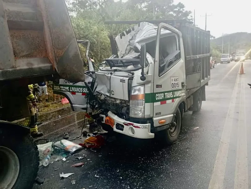 Lee más sobre el artículo Choque entre dos automotores pesados dejó dos heridos en Pastaza 