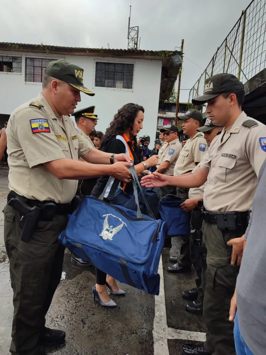 Lee más sobre el artículo Policías de Pastaza recibieron donación de uniformes.
