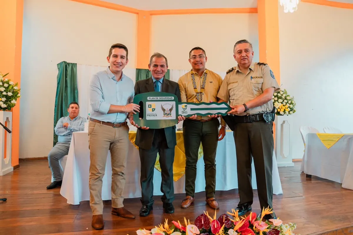 Lee más sobre el artículo Gobierno de Pastaza entregó documentos de compra de dos patrulleros.