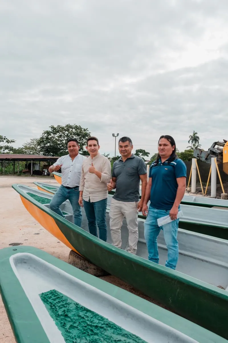 Lee más sobre el artículo 43 canoas de fibra de vidrio para comunidades de Pastaza.