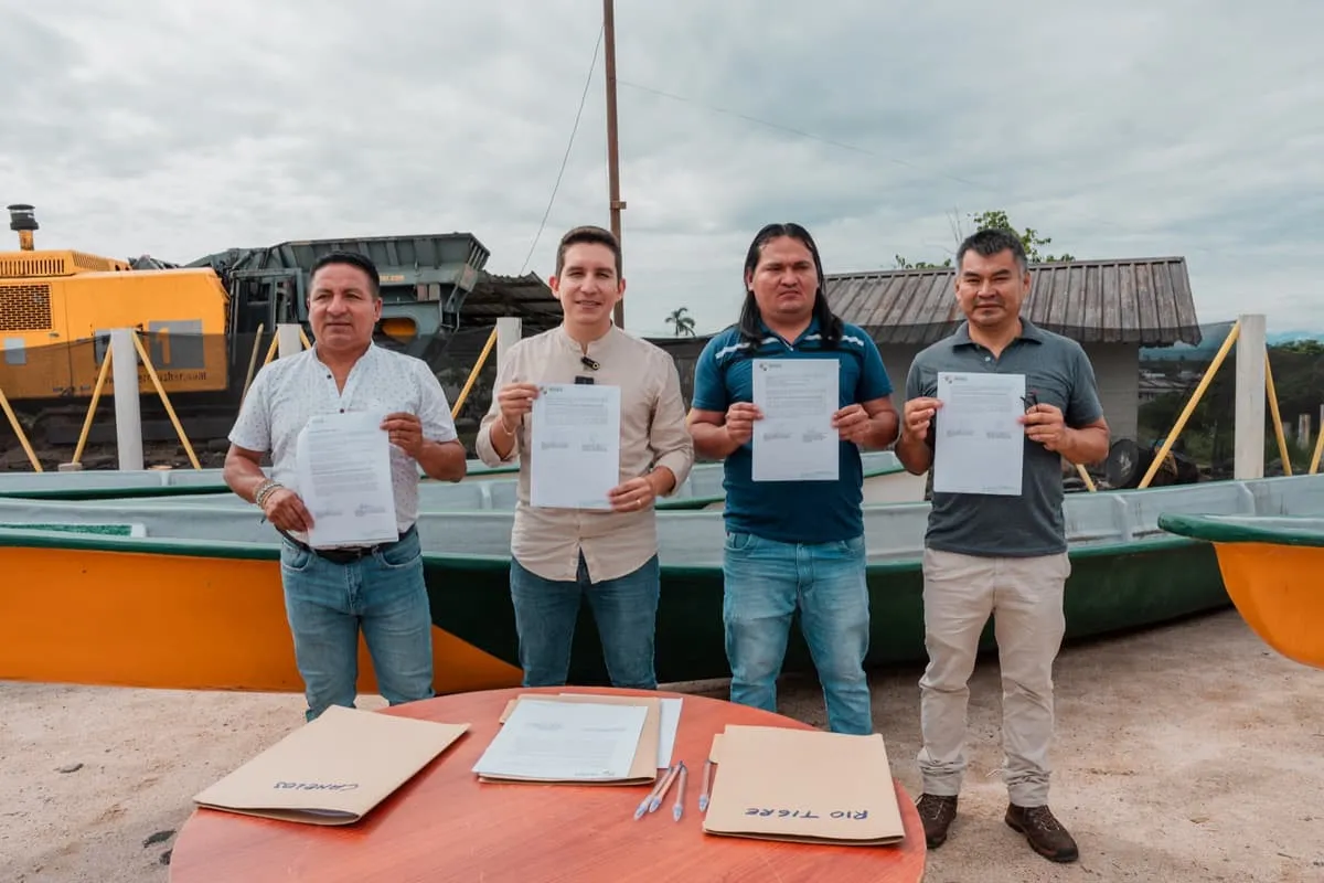 Lee más sobre el artículo Entrega de canoas a varios Gobiernos parroquiales.