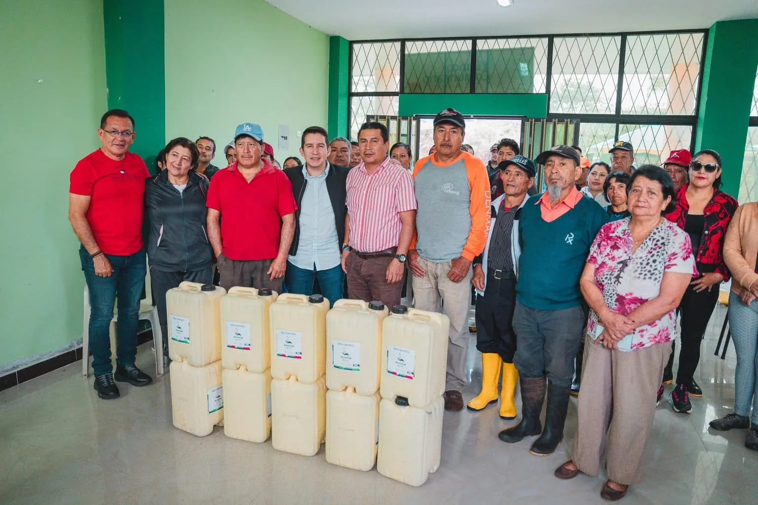 Lee más sobre el artículo Tres mil litros de biol fueron entregados en Teniente Hugo Ortiz.