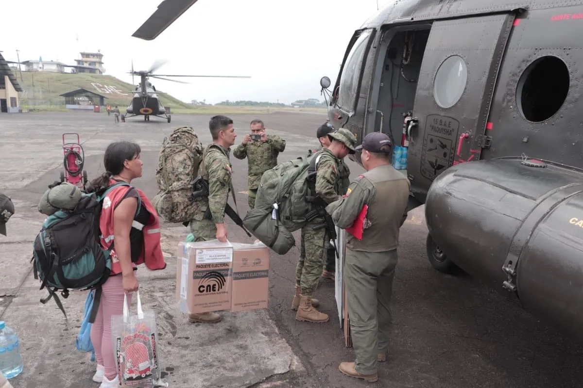 Lee más sobre el artículo Pastaza envío paquetes electorales a recintos de acceso aéreo.