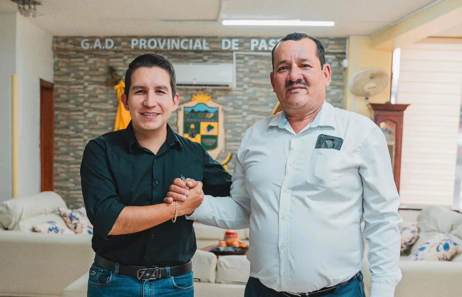 Lee más sobre el artículo El prefecto de Pastaza, André Granda recibió la visita del alcalde de Taisha Hugo Molina.