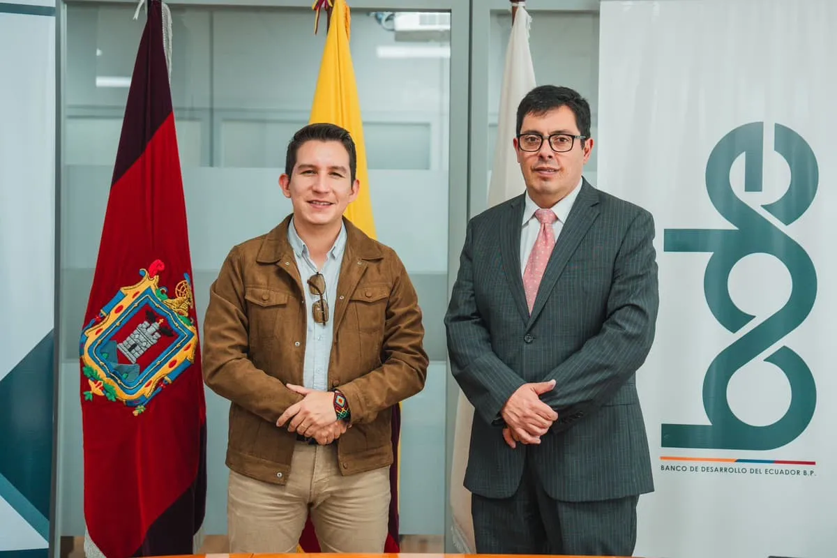 Lee más sobre el artículo Prefecto de Pastaza André Granda se reunión con Gerente del BDE en Quito.