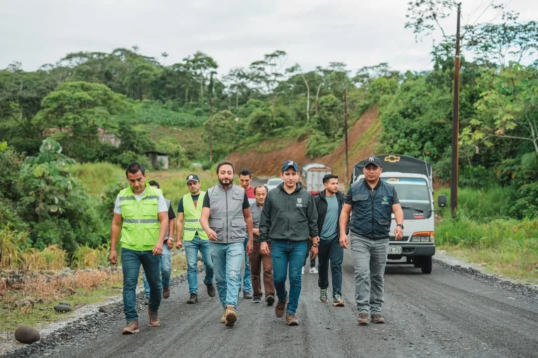Lee más sobre el artículo Prefectura de Pastaza inició el asfaltado en Teniente Hugo Ortiz.