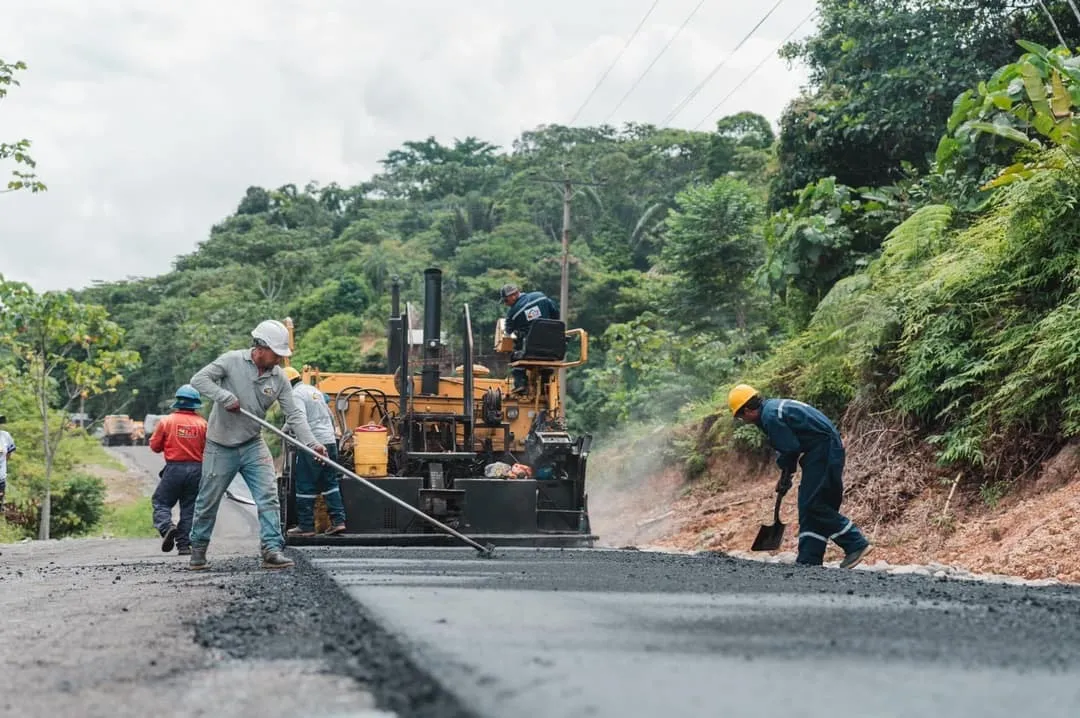 Lee más sobre el artículo André Granda, Prefecto de Pastaza verifica avance de asfaltado.