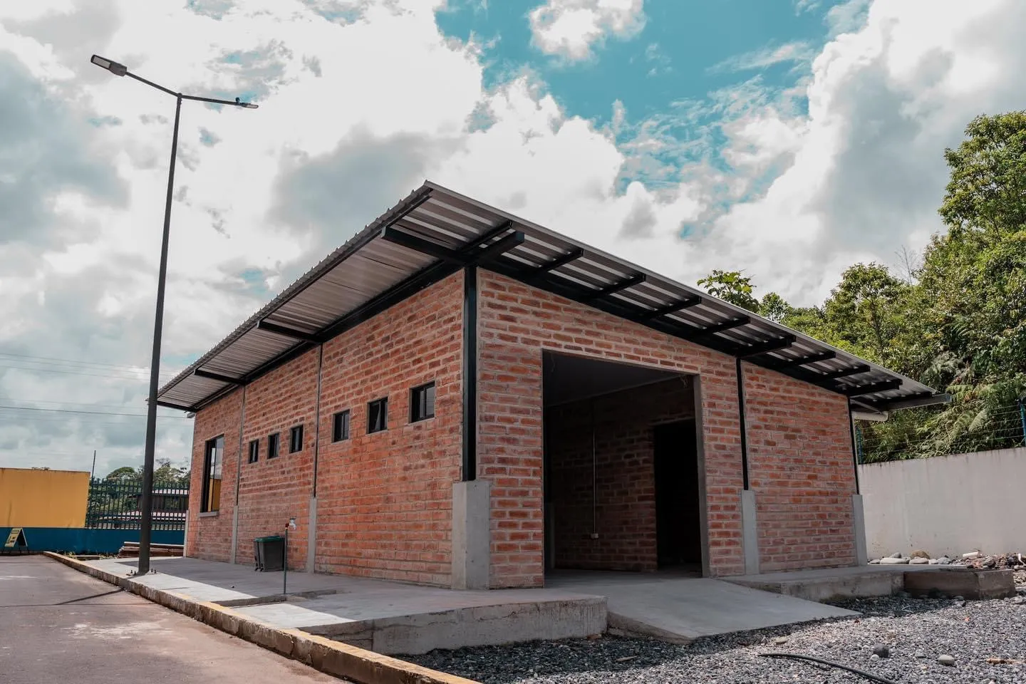 Lee más sobre el artículo Prefectura de Pastaza trabaja en laboratorio de ensayo de materiales.