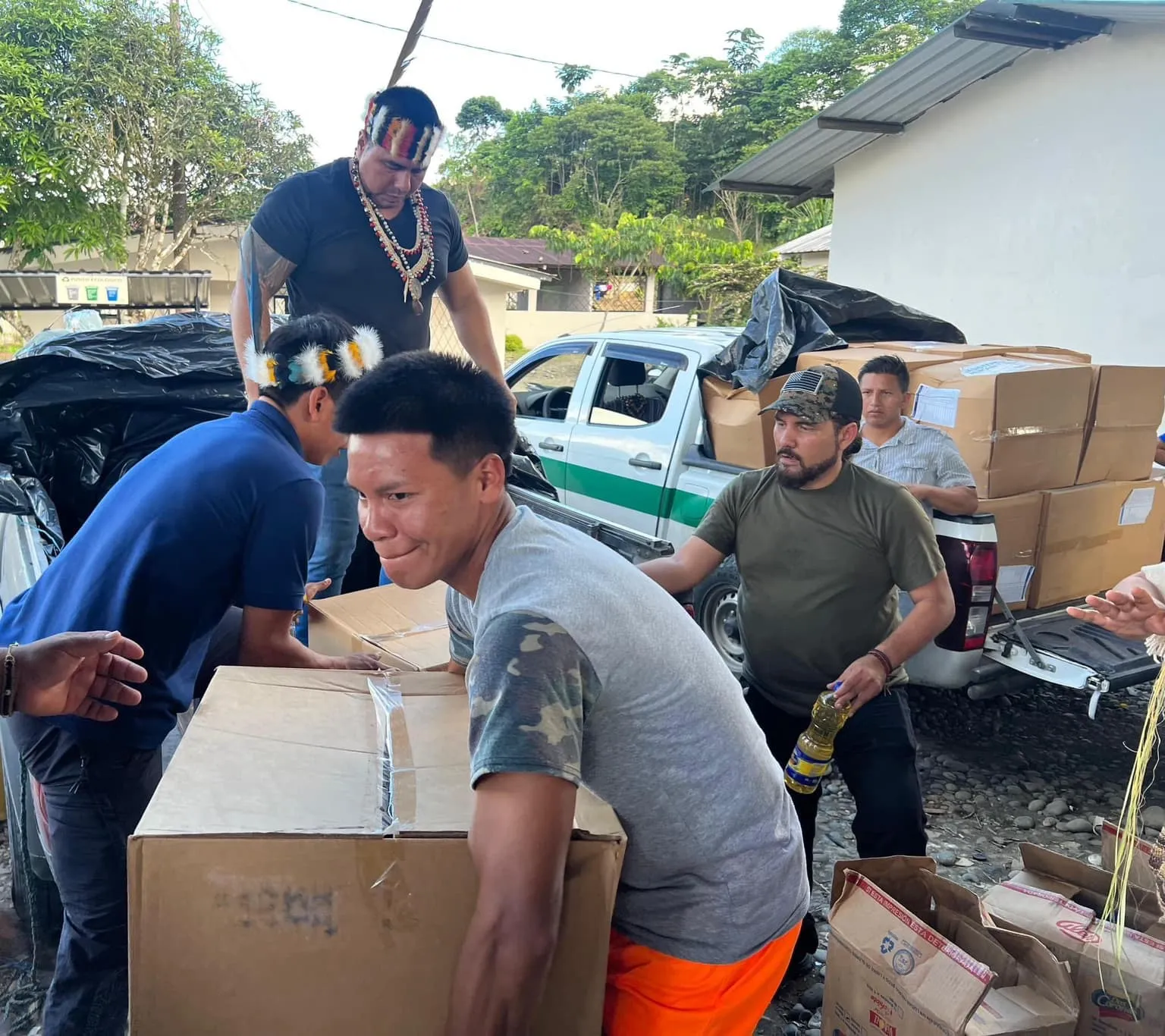 Lee más sobre el artículo Gobernador de Pastaza entregó ayuda humanitaria en Tiwino y Bataboro.