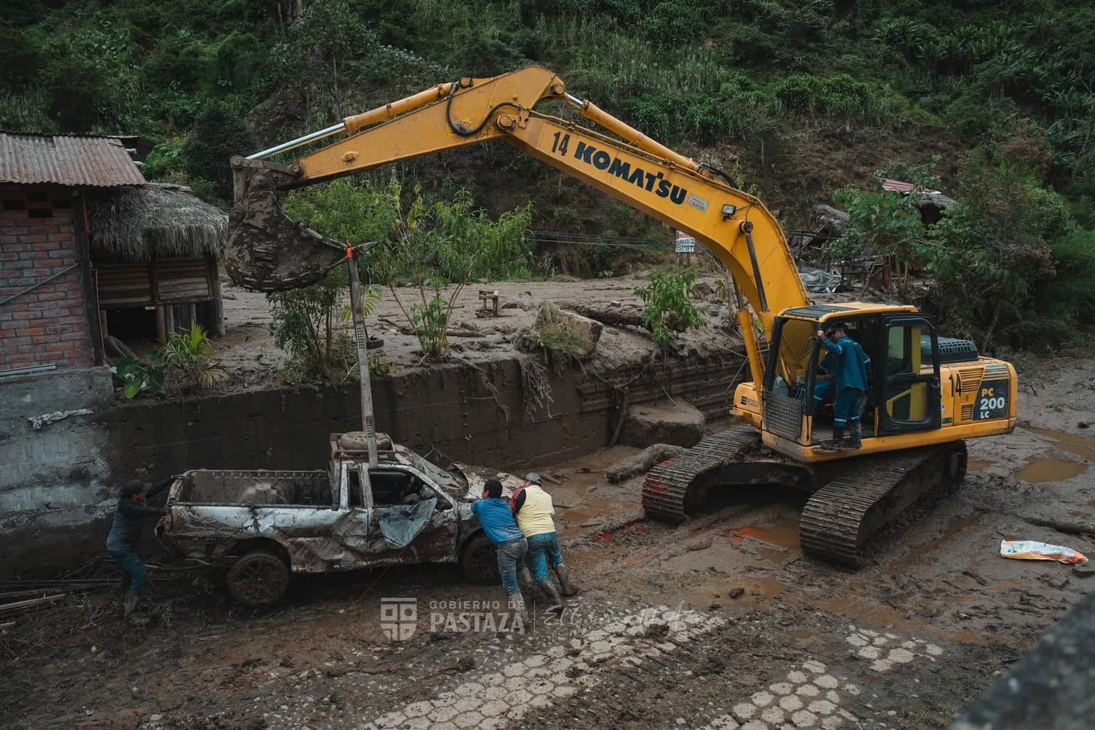 Lee más sobre el artículo Prefectura de Pastaza apoya en la zona Cero de Baños.