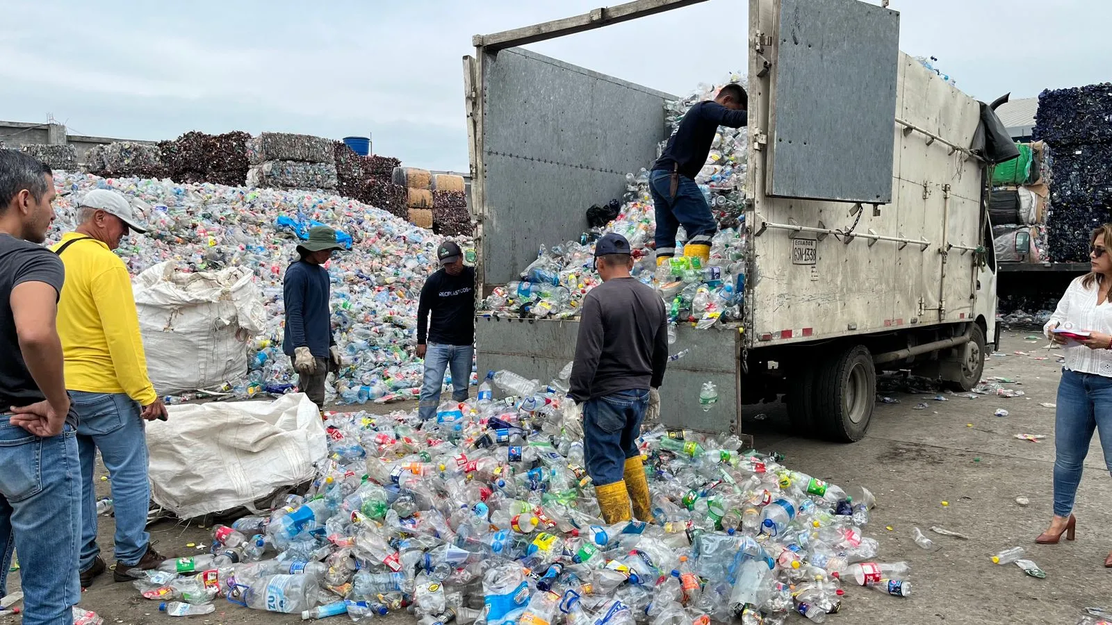 Lee más sobre el artículo SRI REALIZÓ CONTROLES A RECICLADORES TRANSFORMADORES DE BOTELLAS PLÁSTICAS NO RETORNABLES.