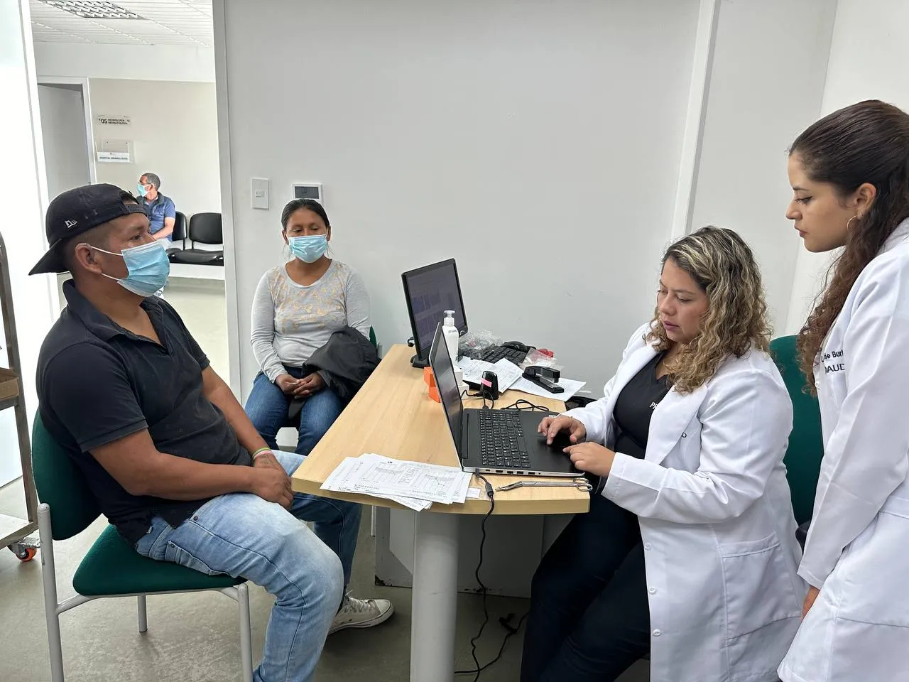 Lee más sobre el artículo Hospital General Puyo beneficia a pacientes prioritarios con entrega de 62 prótesis auditivas.