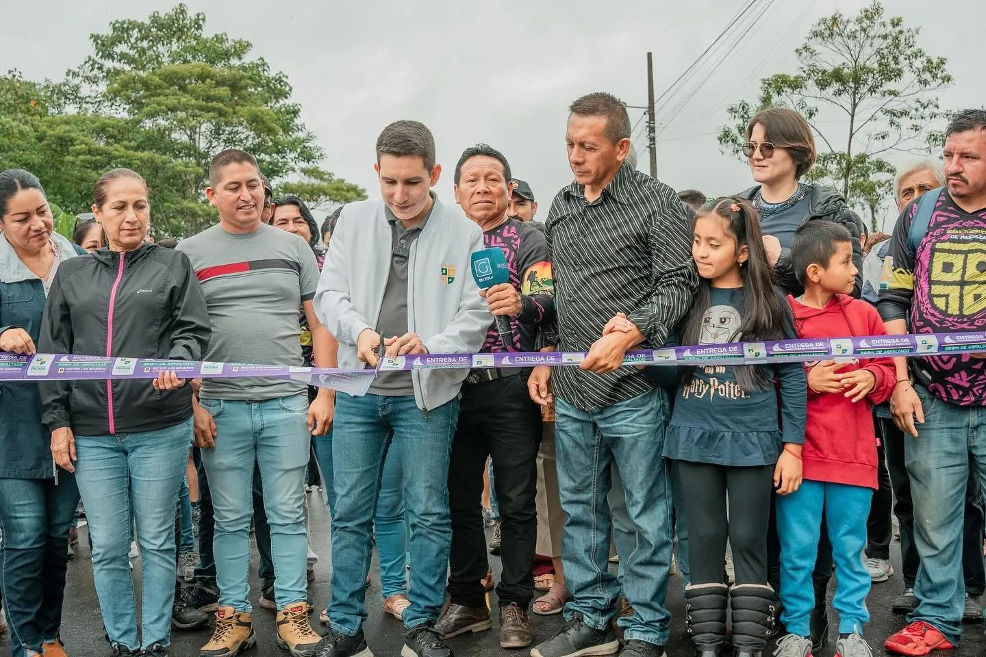 Lee más sobre el artículo Prefectura de Pastaza entregó 800 metros de mantenimiento asfáltico en Puyo.