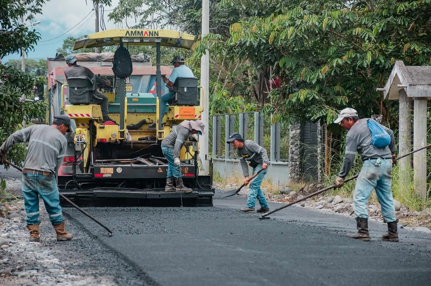 Lee más sobre el artículo Trabajos de mantenimiento asfáltico en el sector de El Salinerito parroquia Tarqui