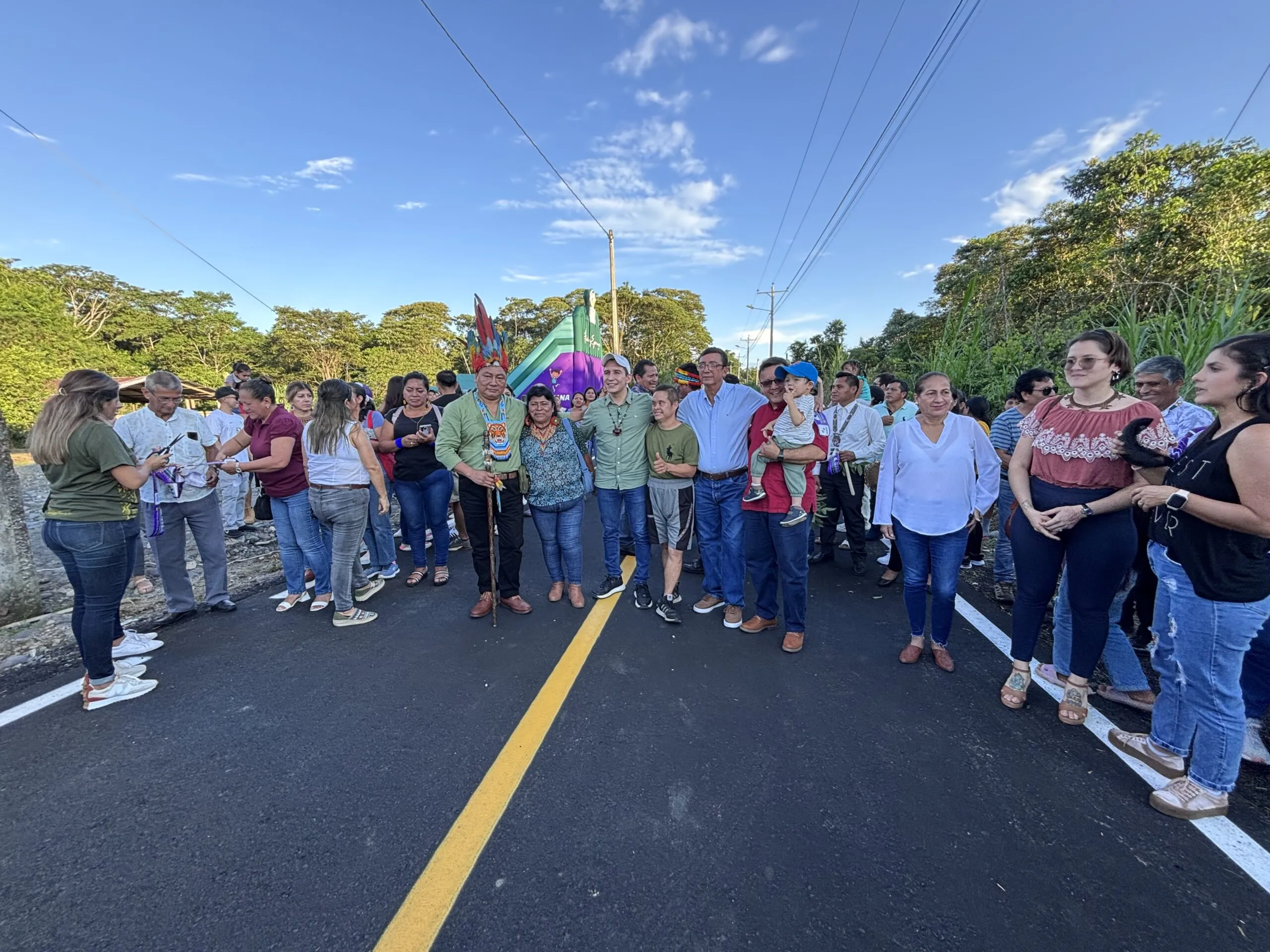 Lee más sobre el artículo Prefectura de Pastaza entregó 1Km de mantenimiento asfáltico en Tarqui.