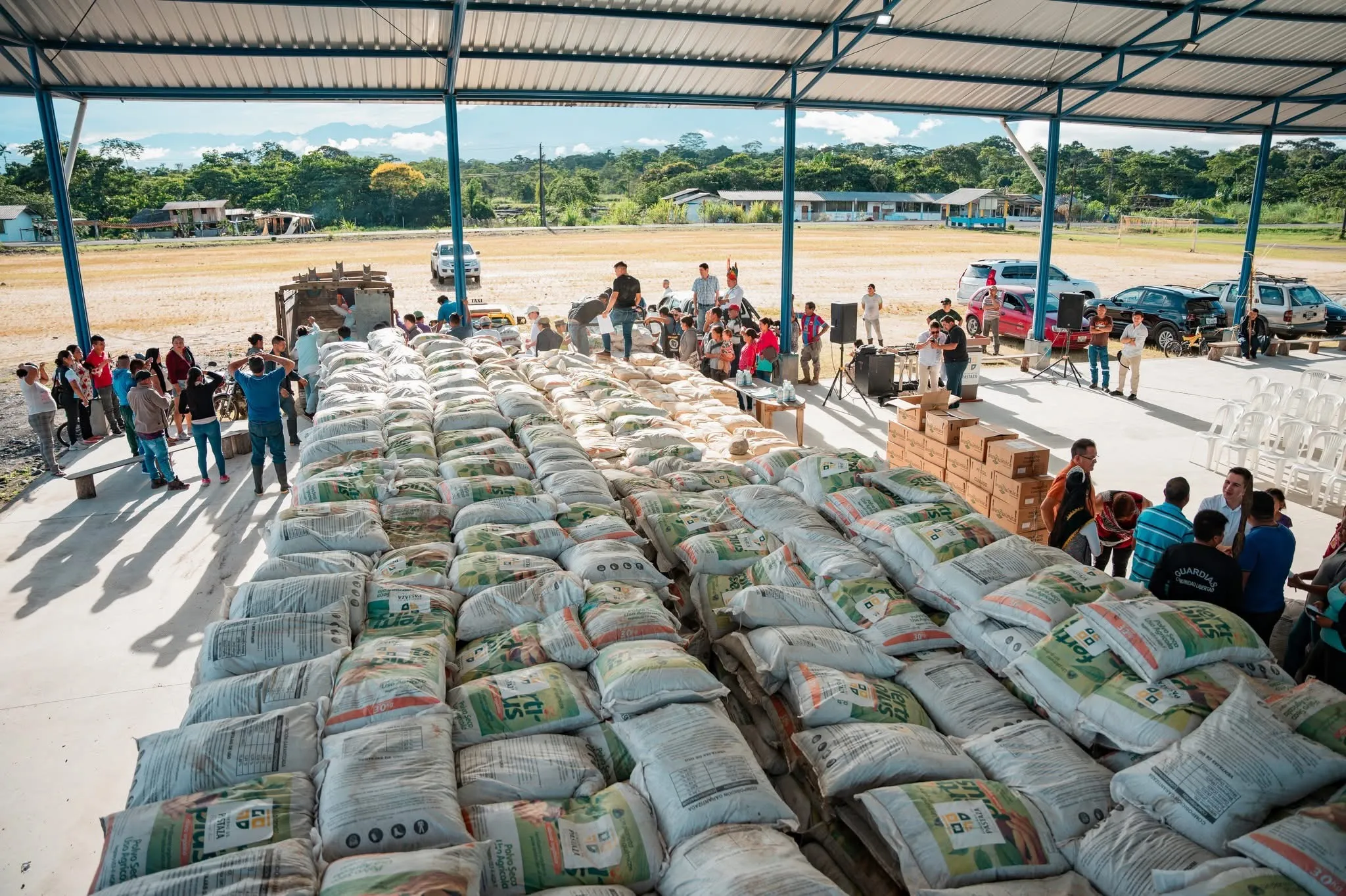 Lee más sobre el artículo Entrega de abono e insumos para los productores de caña de la parroquia Madre Tierra.