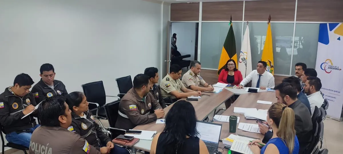 Lee más sobre el artículo MESA DE JUSTICIA INTERINSTITUCIONAL BUSCA MEJORAR PROCEDIMIENTOS EN MATERIA PENAL Y DE TRÁNSITO EN LA PROVINCIA DE PASTAZA.