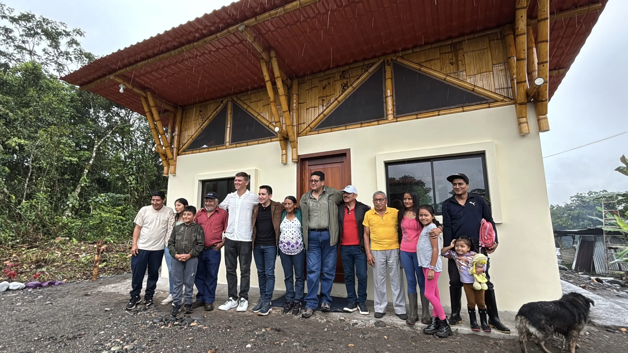 Lee más sobre el artículo Familia recibe primera casa sostenible en Pastaza.