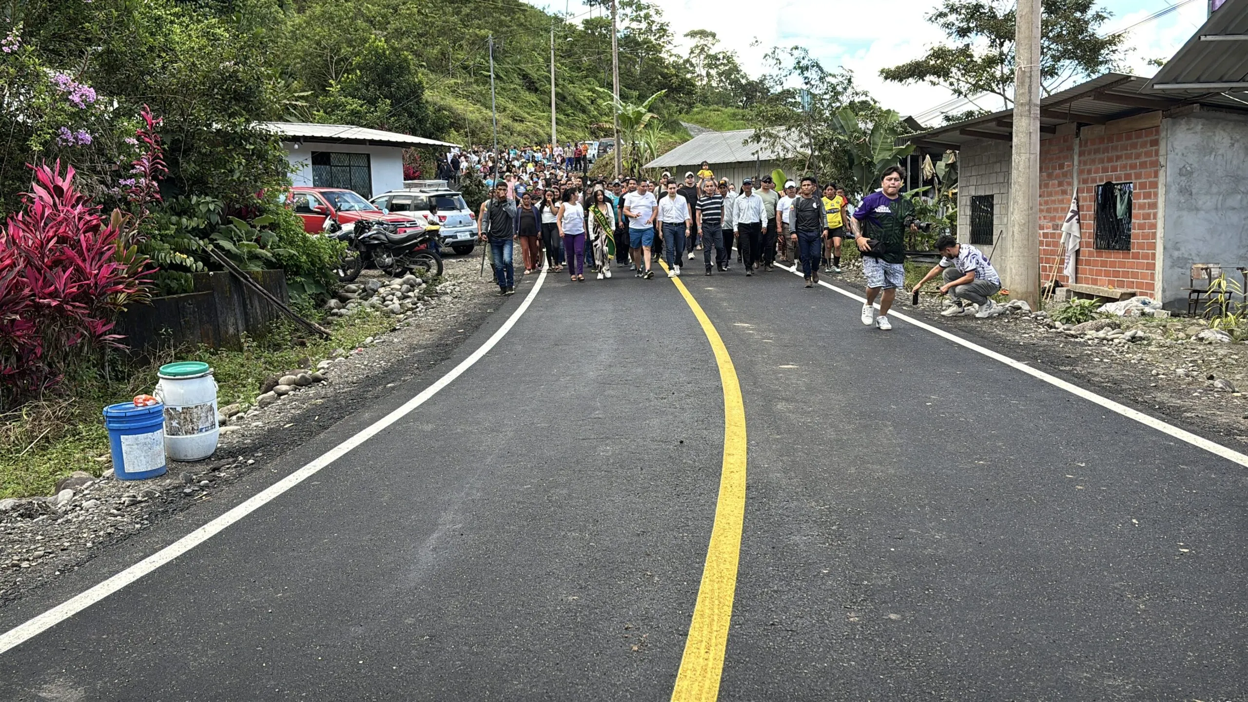 Lee más sobre el artículo Jatun Paccha recibió 3,5 Km de asfaltado por Prefectura de Pastaza.