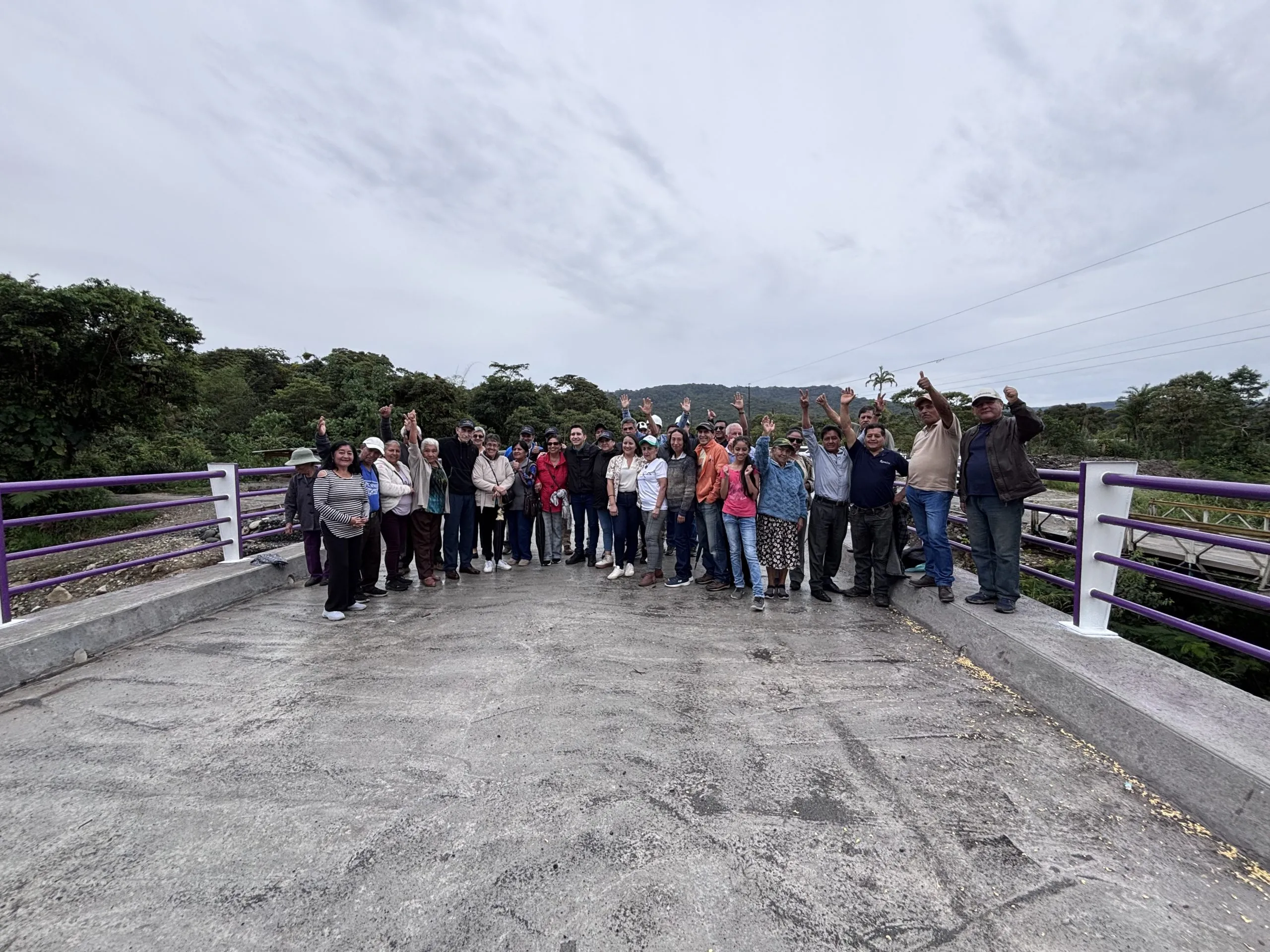 Lee más sobre el artículo Transmisión. Casi listo puente sobre río Tigre en Mera.