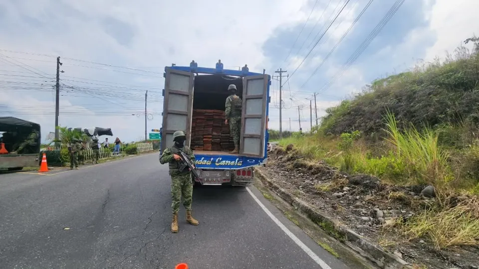 Lee más sobre el artículo Militares detuvieron camión con madera ilegal