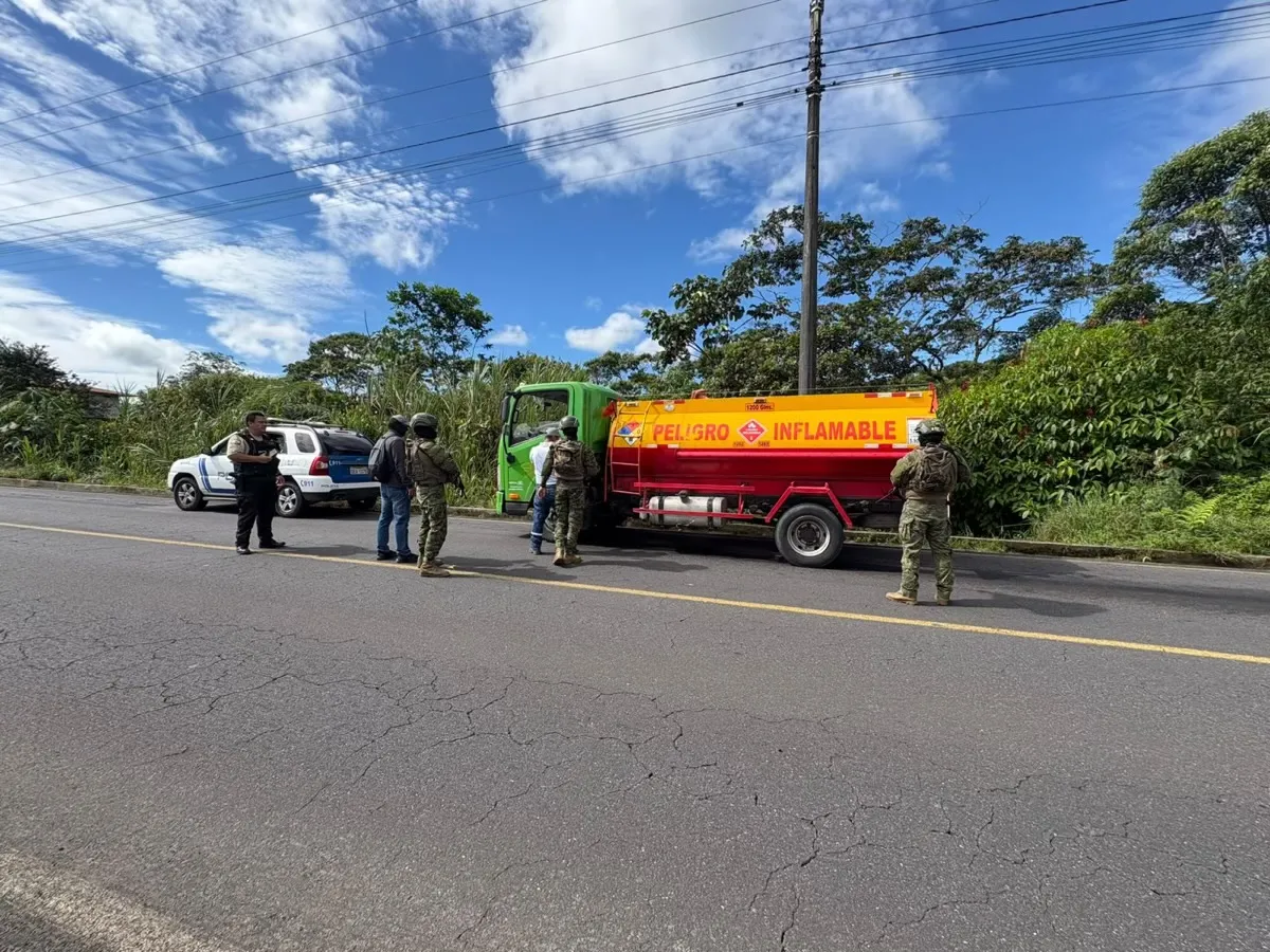 Lee más sobre el artículo Militares detuvieron tanquero con combustible ilegal en Pastaza