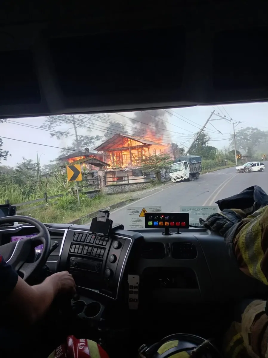 Lee más sobre el artículo Bomberos de Puyo atendieron incendio de casa.